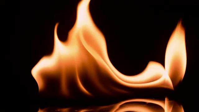 火和火焰燃烧着，在黑色背景的慢镜头中视频素材
