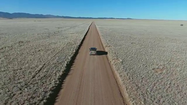 在荒凉的沙漠路上开车视频素材
