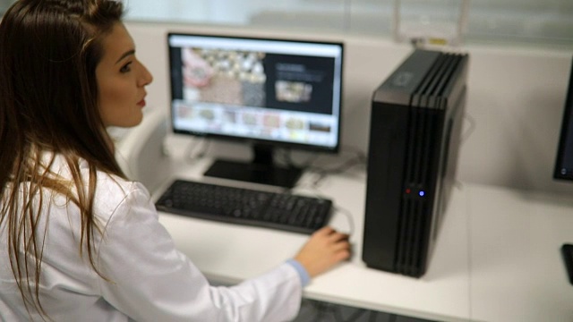 在实验室使用计算机的学生视频素材