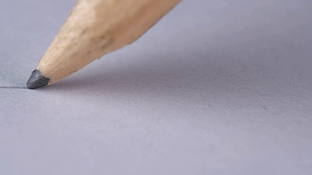 人们用简单的铅笔在白纸上画一条直线视频素材
