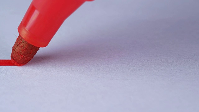 人们用红色的记号笔在白色的纸上画一条直线视频素材