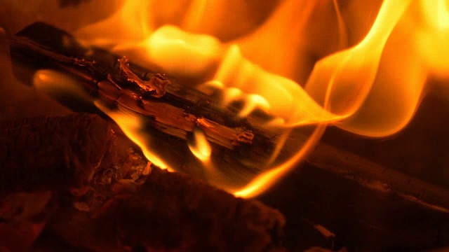 在壁炉中燃烧木材视频下载