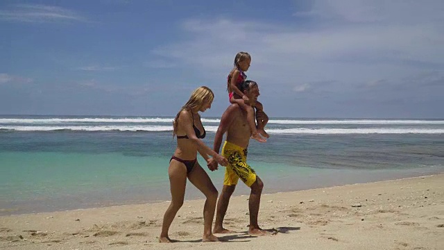 一家人带着孩子在海滩上视频下载