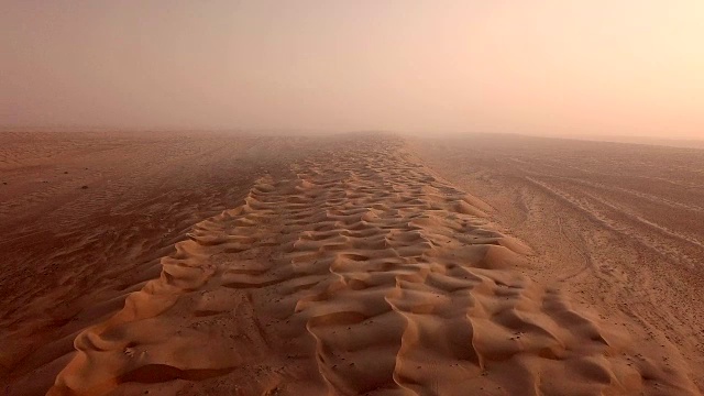 沙漠日出时的鸟瞰图视频下载