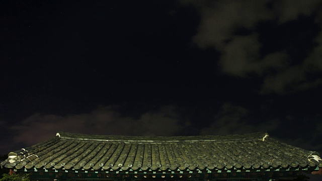 韩国庆州古屋屋顶景，夜间在云动中视频素材