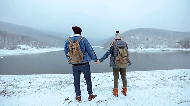 幸福的夫妇牵手亲吻户外，冬天的仙境视频素材
