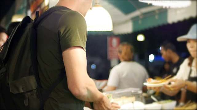 外国人在泰国街头小吃市场视频下载