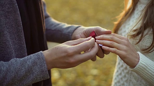 一个男人给他的新娘戴上了漂亮的钻戒，认真的恋爱视频素材