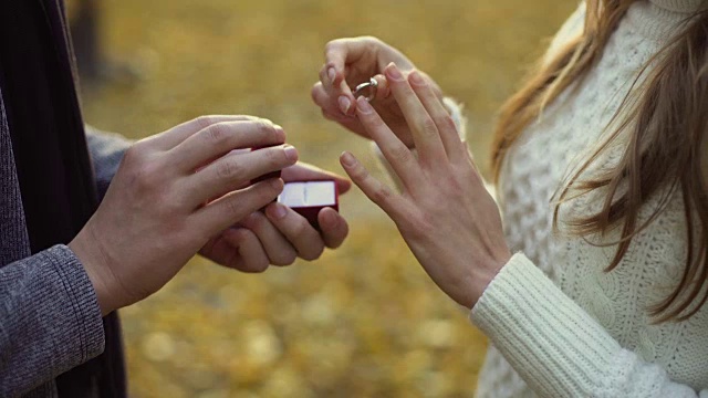 女士试穿男友送的订婚戒指，珍贵的礼物，订婚仪式视频素材