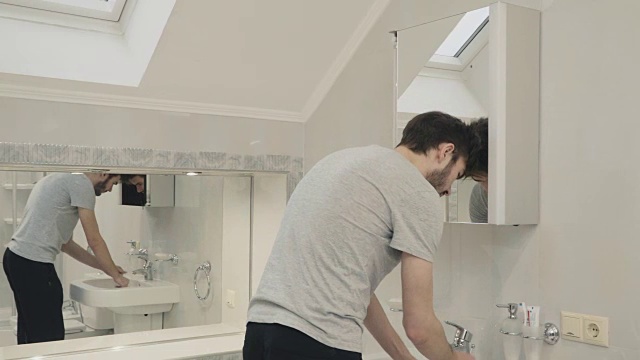 男人用牙刷和牙膏刷牙视频素材