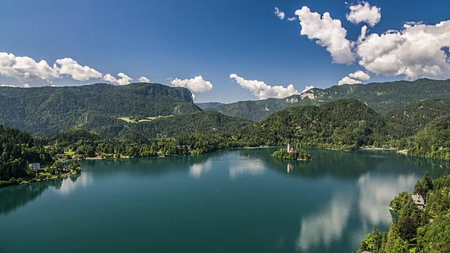 小岛和教堂在山中湖，美丽的斯洛文尼亚，时光流逝视频下载
