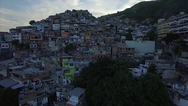 Favela Aerials:巴西里约热内卢Favela空中贫民窟视频下载