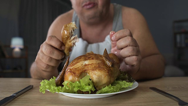 丰满男性贪吃肥美的炸鸡，对高热量食物上瘾视频素材