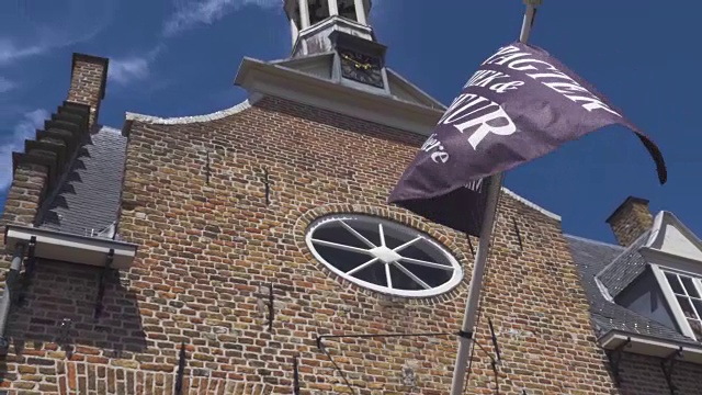 有钟塔的荷兰历史建筑。视频下载