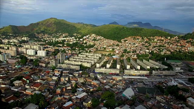 巴西里约热内卢的社会住房天线，背景是贫民窟视频素材