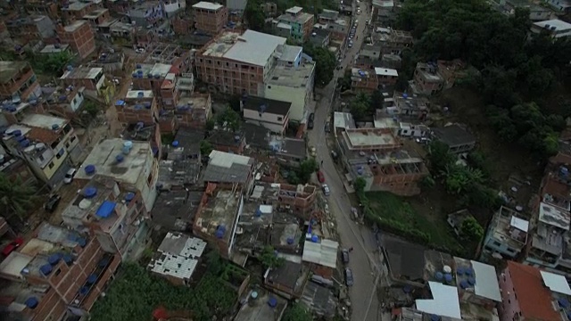 Favela Aerial:向前倾斜，俯瞰巴西里约热内卢的山区视频素材