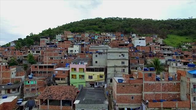Favela Aerial(贫民窟航拍):巴西，里约热内卢，从靠近房屋的贫民窟上方向前移动视频素材