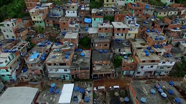 Favela Aerial:缓慢向上移动，倾斜到巴西里约热内卢的Favela房屋视频素材