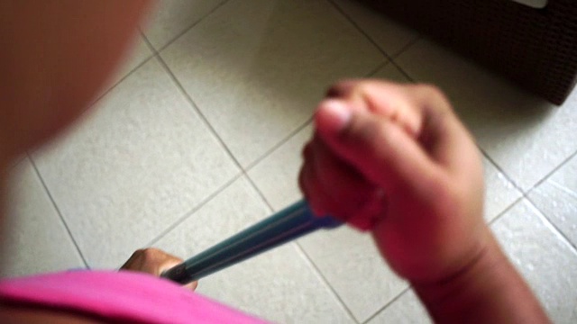 女佣用扫帚清洁地板- POV视频下载
