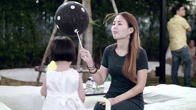 宝贝女孩与气球享受在派对活动视频下载