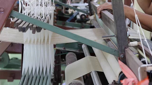 泰国手工织造丝绸视频下载