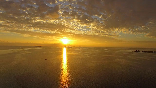 日落时分，马尔代夫一个风景优美的热带岛屿的无人机视图。视频素材