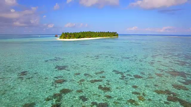 一架无人机拍摄的马尔代夫热带岛屿。视频素材