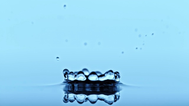 水滴落在水面上，形成另一个水滴视频下载