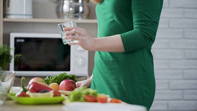 妇女饮水恢复水平衡，坚持饮食，健康的生活方式视频素材
