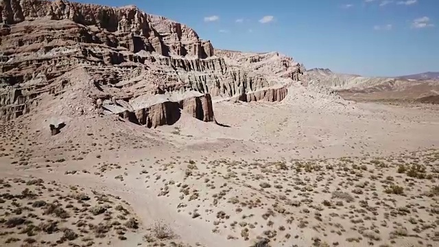 飞越加利福尼亚沙漠中不可思议的岩层视频素材