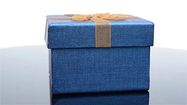蓝色礼品盒可旋转循环视频下载
