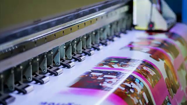 大型喷墨打印机工作颜色乙烯基横幅视频下载