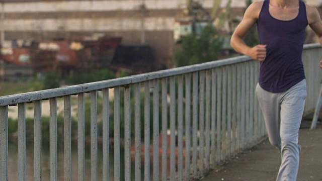 运动员在早上慢跑，锻炼身体肌肉，使其健康健康视频素材