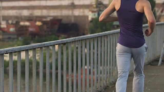 有运动身体的人在人行道上跑步观察健康的生活方式，慢动作视频素材