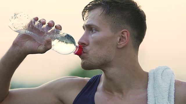 口渴的运动员喝水，提神醒脑，恢复水分平衡视频素材