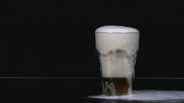 将啤酒倒入4K玻璃杯视频素材