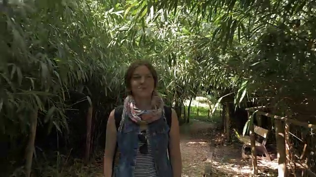 乔治亚州的一个小女孩走在竹巷里视频素材