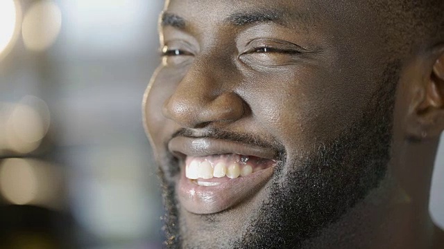 快乐的非裔美国人闪耀着健康的白色微笑，脸部特写视频下载