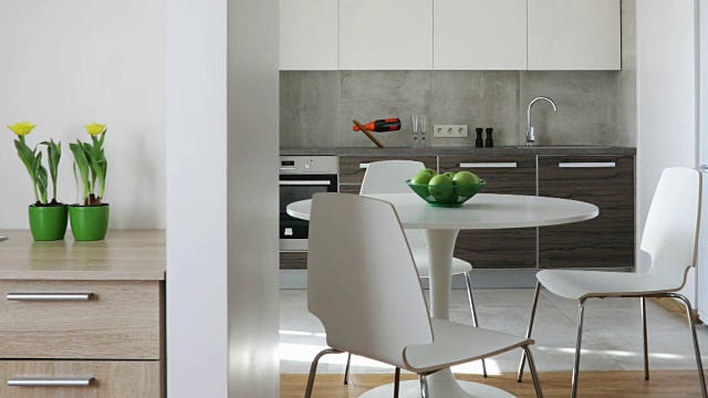 斯堪的纳维亚风格的现代公寓内部配备厨房和工作场所。运动全景视频素材