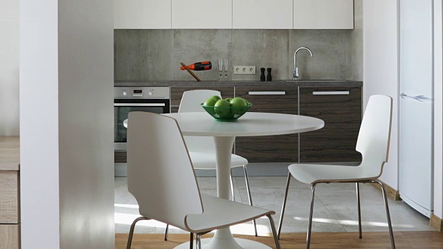 斯堪的纳维亚风格的现代公寓内部配备厨房和工作场所。运动全景视频素材