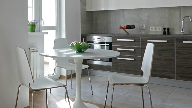 斯堪的纳维亚风格的新公寓现代厨房内部。运动全景视频素材