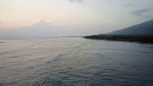 毛伊岛海岸日落时飞越海洋视频素材