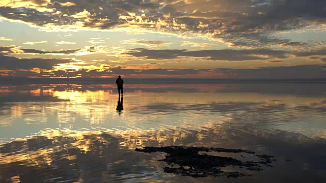 摄影师与无人机在盐湖上玩日落视频素材