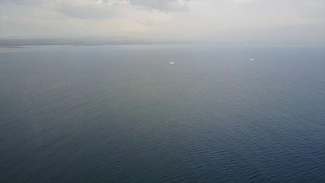 毛伊岛海面上广阔地平线上的穆迪天空视频素材