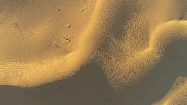沙漠中的沙丘。无人机在高空向右飞行。空中垂直顶部拍摄。视频下载
