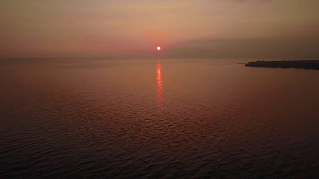 在毛伊岛海岸，完全平静的海面反射着夕阳的光视频素材