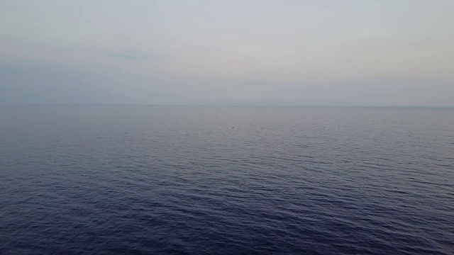 毛伊岛风平浪静海面上的穆迪天气视频素材