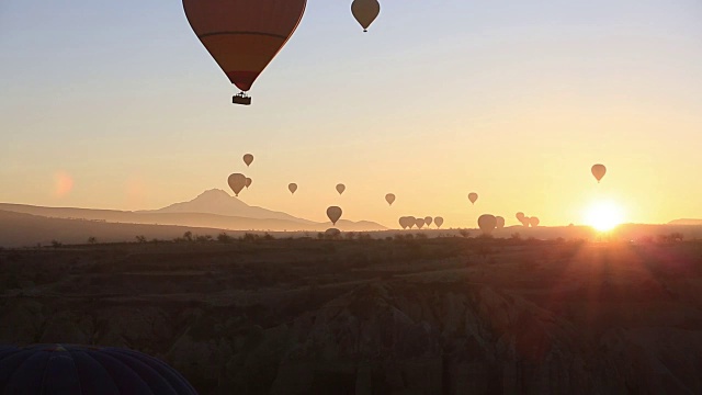 美丽的热气球在日落自由旅行度假探索视频素材