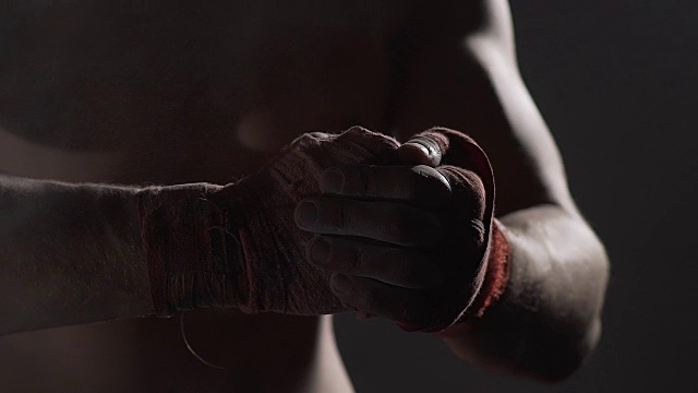 运动员握紧拳头，职业拳击手准备格斗，动作缓慢视频下载