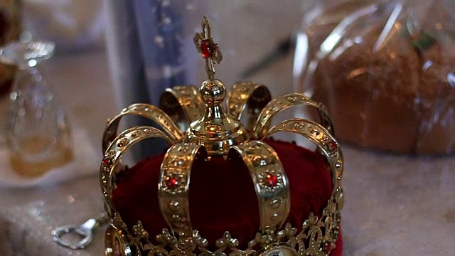 正统的宗教皇冠视频素材